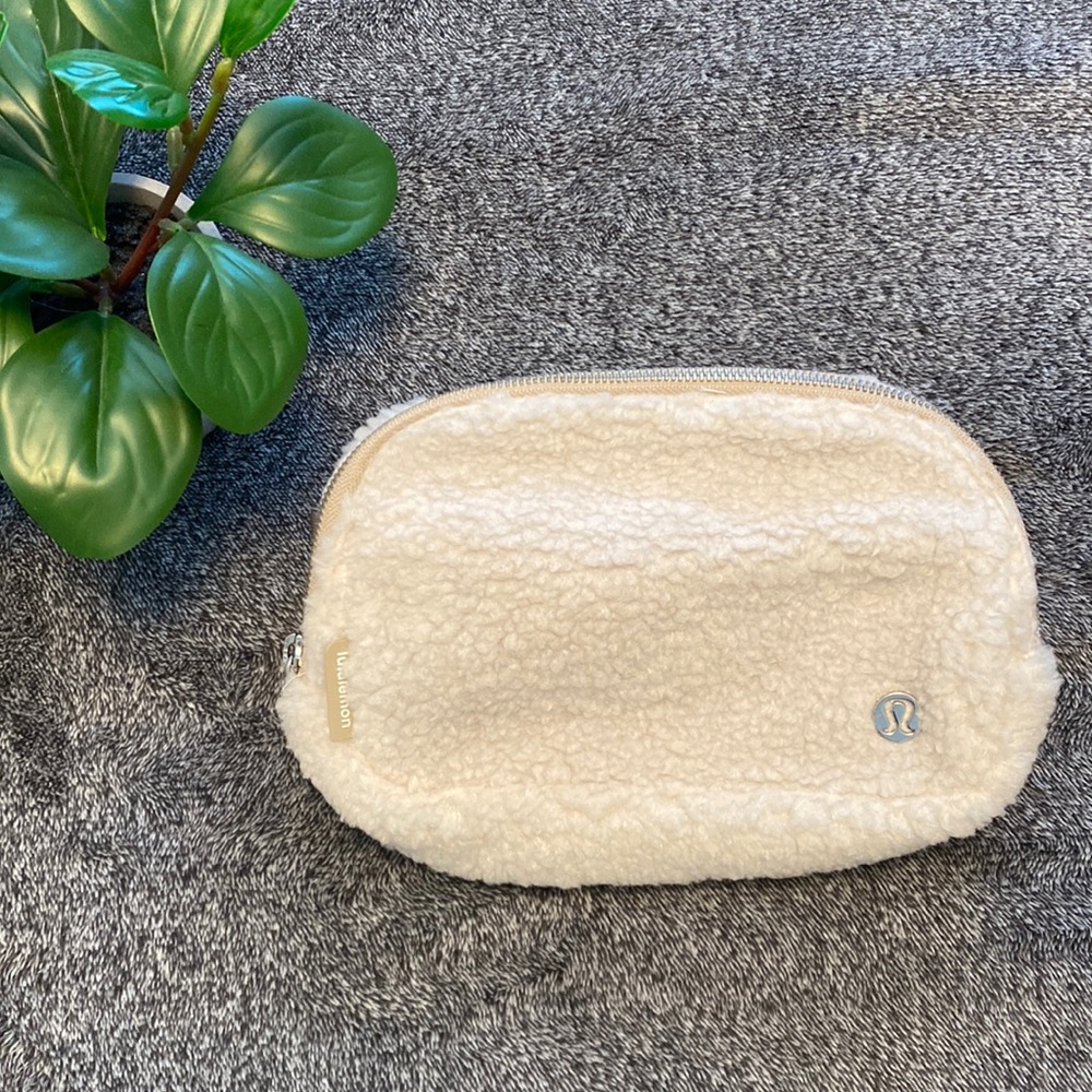 Everywhere Fleece belt bag